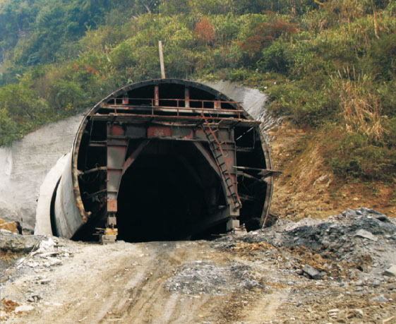 张沅公路三岔隧道二衬处理工程